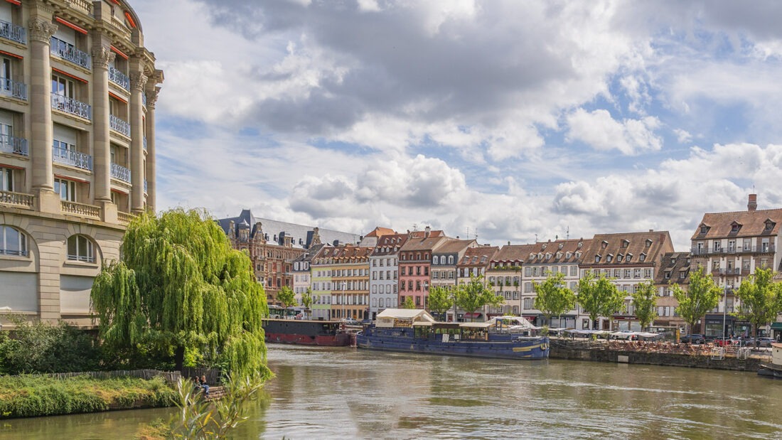 Der Blick von der Altstadt über die Ill zum Quai des Pêcheurs der Krutenau, einer beliebten Ausgeh-Adresse in Straßeburg