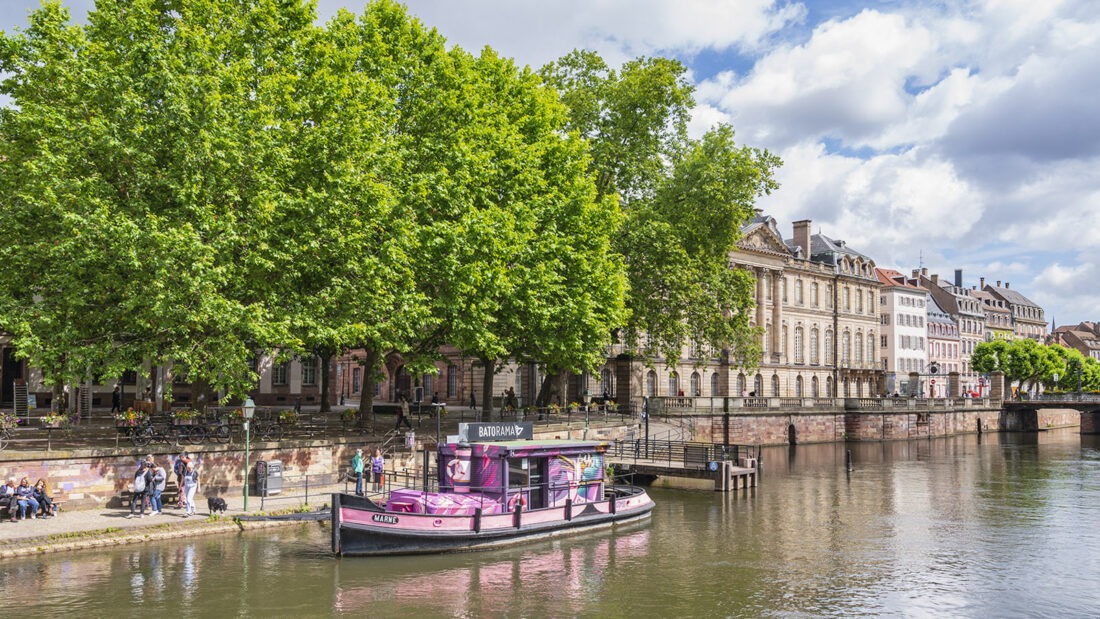 Bei der Rabenbrücke und am Quais des bateliers beginnen Bootstouren auf der Ill. Foto: Hilke Maunder