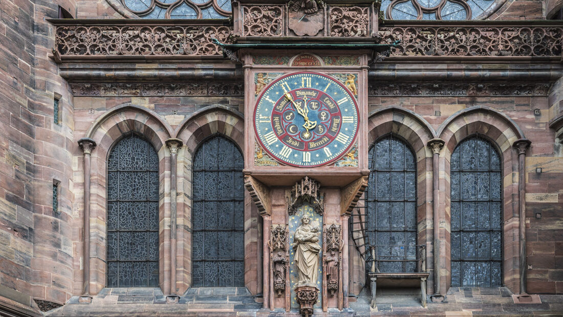 Auch die Uhren auf der Fassade des Straßburger Münsters lohnen einen Blick. Foto: Hilke Maunder