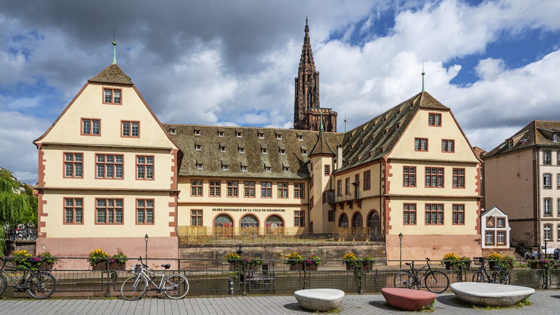 Der Blick vom Quai des Bateliers auf das historische Museum von Straßburg die Kirchturmspitze des Münsters. Foto: Hilke Maunder