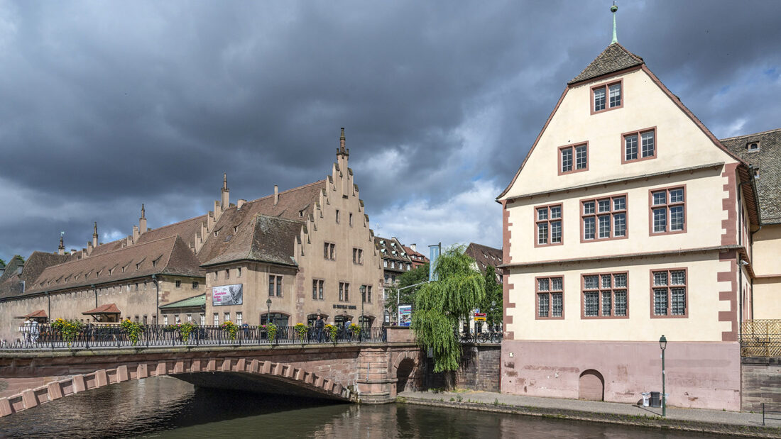 Die Rabenbrücke von Straßbourg mit dem ehemaligen Zollhaus (l.) und dem historischen Museum der Stadt. Foto: Hilke Maunder