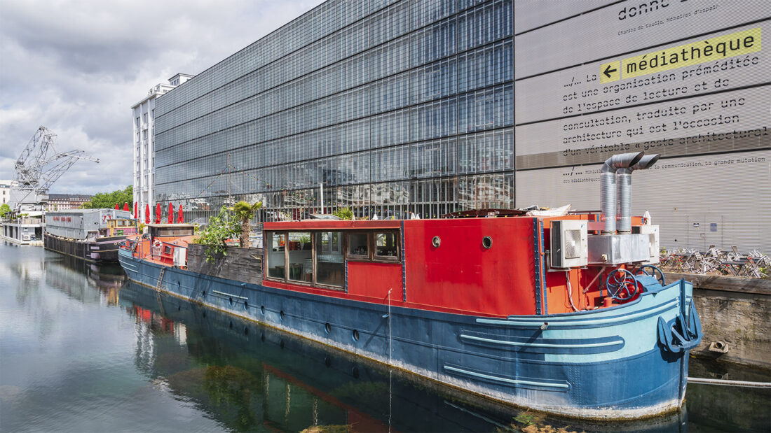 Eine péniche ist vor der Mediathek von Strasbourg vertäut. Foto: Hilke Maunder