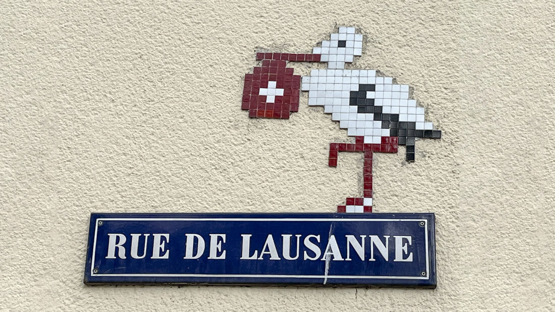 eim Bummeln durch Straßburg entdeckt: einen der vielen Störche, die ein Street-Art-Künstler namens Stork seit 23018 in Strasbourg hinterlassen hat - auf der Stade de la Meinau, in La Petite-France, auf dem Quai des Bateliers... und an vielen anderen Orten. Foto: Hilke Maunder, Mosaik: Stork