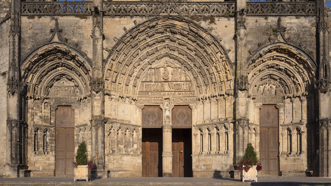 Das Westwerk der Kathedrale von Bazas mit ihren drei Portalen. Foto: Hilke Maunder