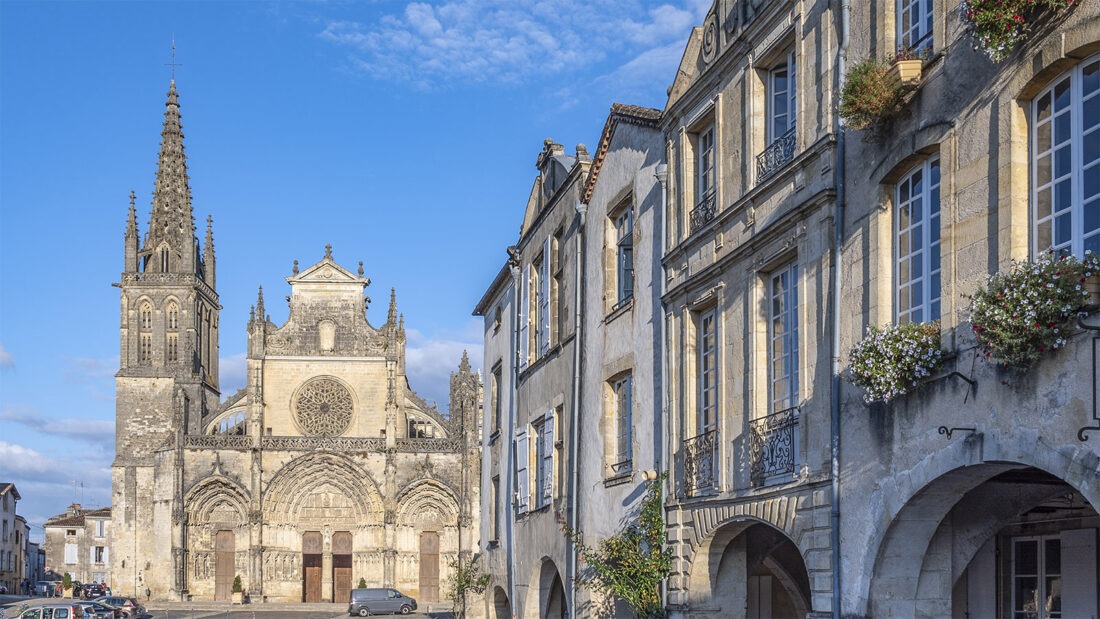 Die Place de la Cathédrale von Bazas verwandelt sich sonnabends in einen großen Freiluftmarkt. Foto: Hilke Maunder