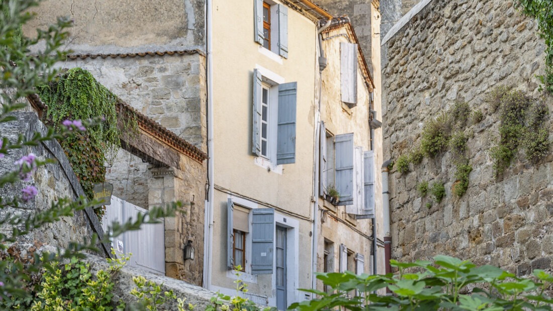 Ein Wohnhaus in der Altstadt von Bazas. Foto: Hilke Maunder