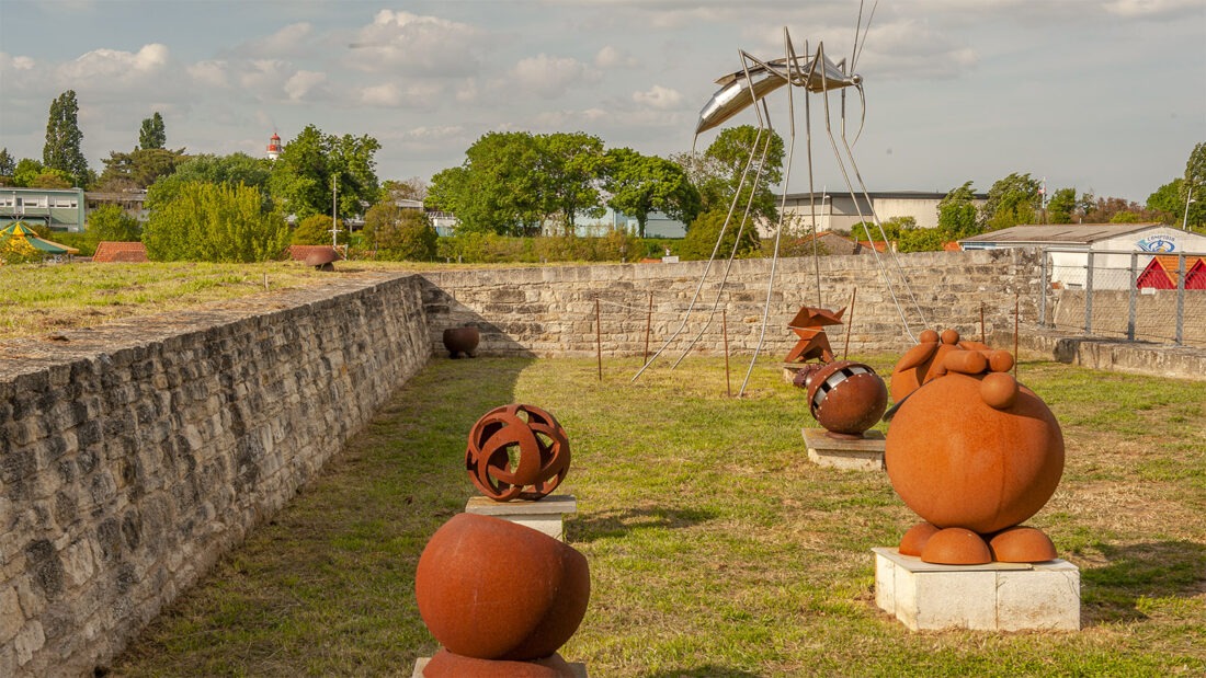 Kunst statt Austern: Ausstellung im Garten einer ehemaligen Fischerhütte von Château-d'Oloron. Foto: Hilke Maunder