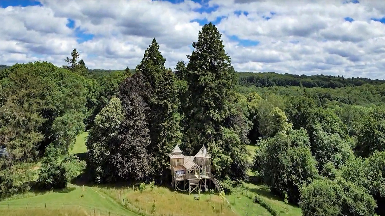 Das erste Baumhaus des Château de Memanat aus der Luft. Copyright: Château de Memanat. Danke für die Nutzungserlaubnis, Nathalie Solomon!