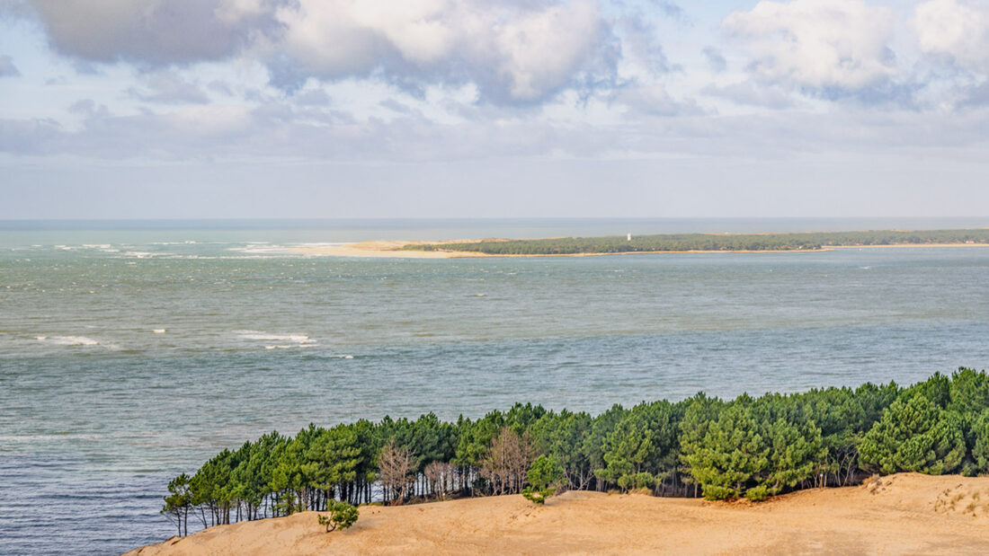 Der Blick von der Düne von Pilat über die Öffnung des Bassin d'Arcachon zum Cap Ferret. Foto: Hilke Maunder