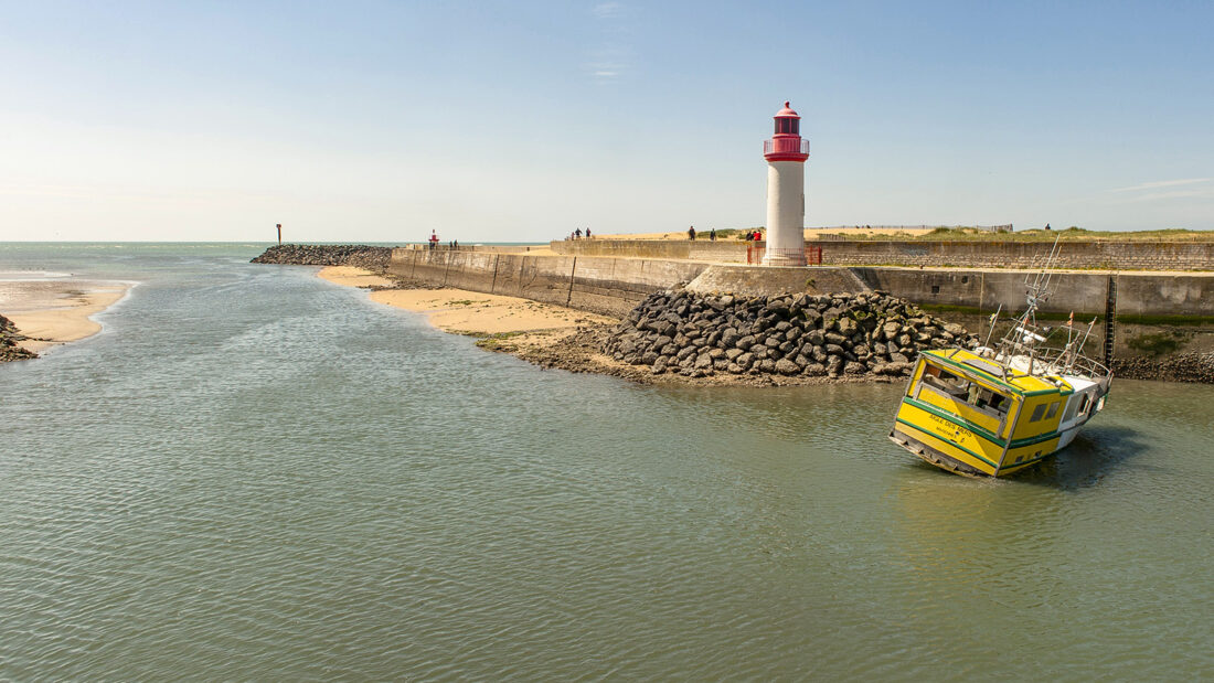 Die Einfahrt zum Hafen von La Cotinière markiert dieser Leuchtturm, Foto: Hilke Maunder