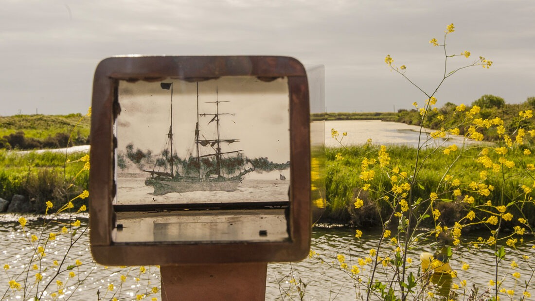 Im Port des Sardines lassen historische Aufnahmen am Rundweg die Vergangenheit aufleben. Foto: Hilke Maunder