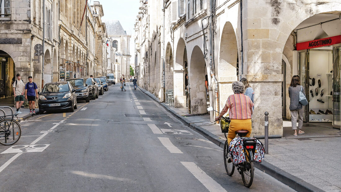 Auch in der eng bebauten Altstadt findet ihr separate Fahrradspuren. Foto: Hilke Maunder