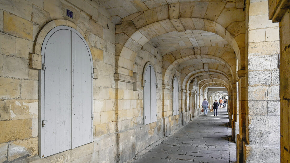 In den Arkaden von La Rochelle. Foto: Hilke Maunder