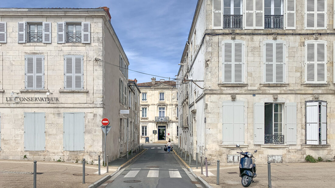 Traditionell: die Fassaden an der Place du Verdun von La Rochelle. Foto: Hilke Maunder