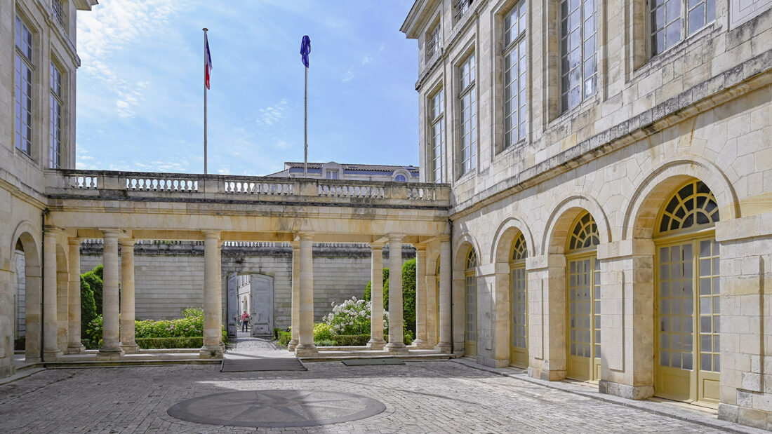 Im Innenhof des <em>Hôtel de Ville</em> von La Rochelle. Foto: Hilke Maunder