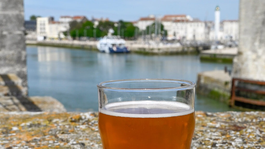 Craftbier mit Aussicht: ein Apéro auf der Tour de la Chaîne. Foto: Hilke Maunder