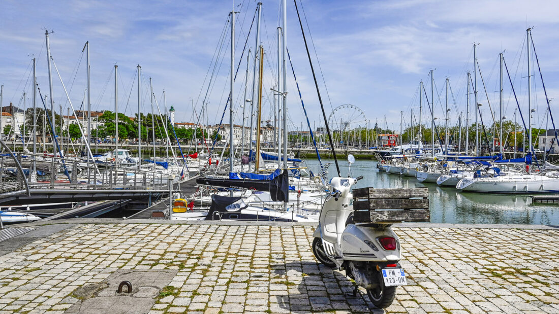 Der Blick über Vieux-Port von La Rochelle hin zum Riesenrad der Hafenstadt.. Foto: Hilke Maunder