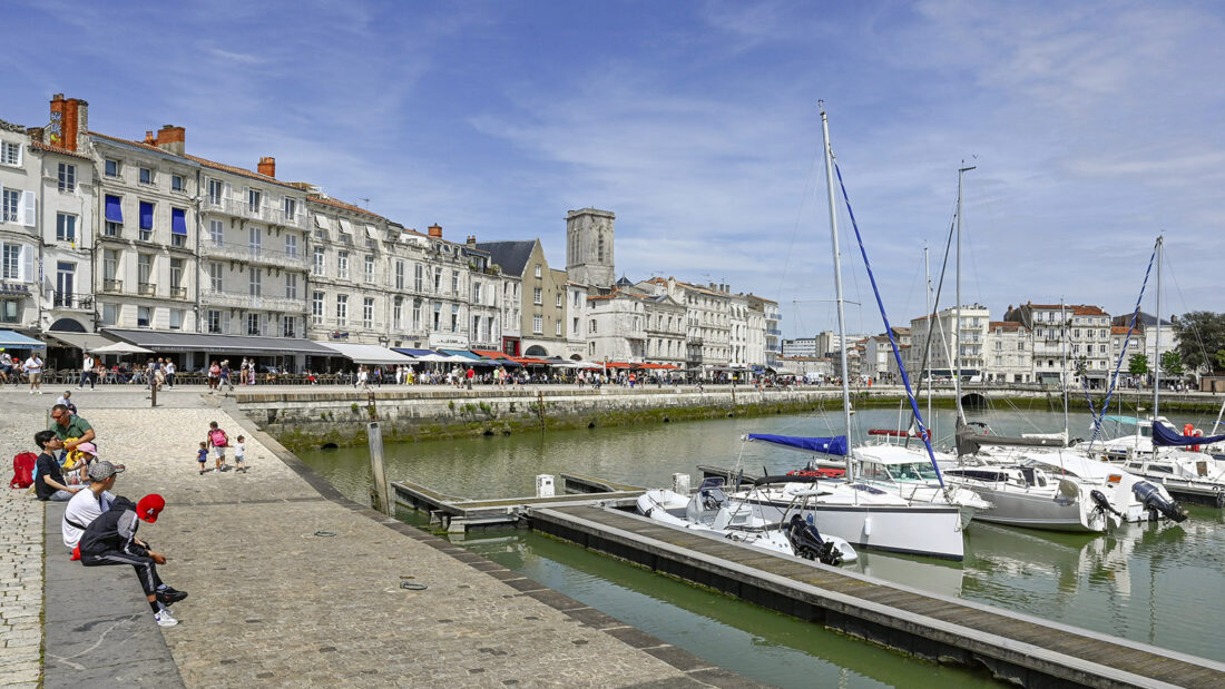 Der Blick auf den Quai Duperré  im Vieux-Port von La Rochelle, France