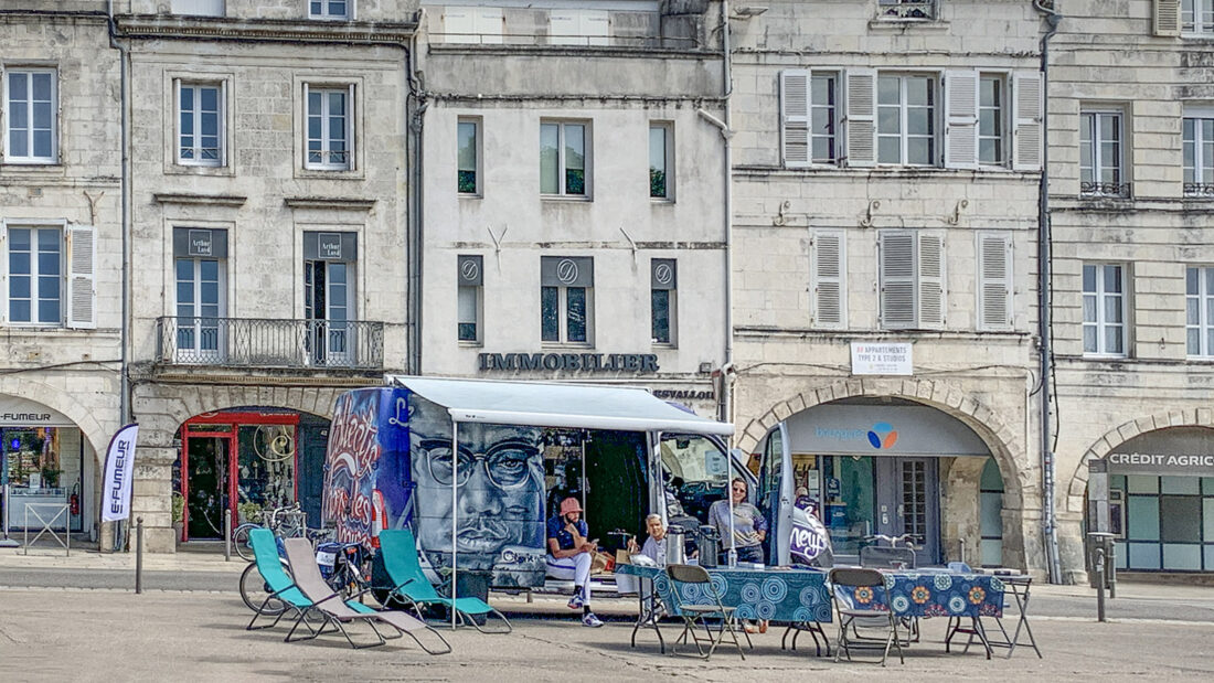 Sommerliche Pop-Up-Pausenbar an der Place de Verdun. Foto: Hilke Maunder