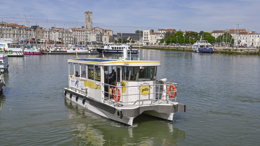 Das Liniennetz von Yélo umfasst auch Hafenfähren – und diesen <em>bus de mer</em>. Foto: Hilke Maunder