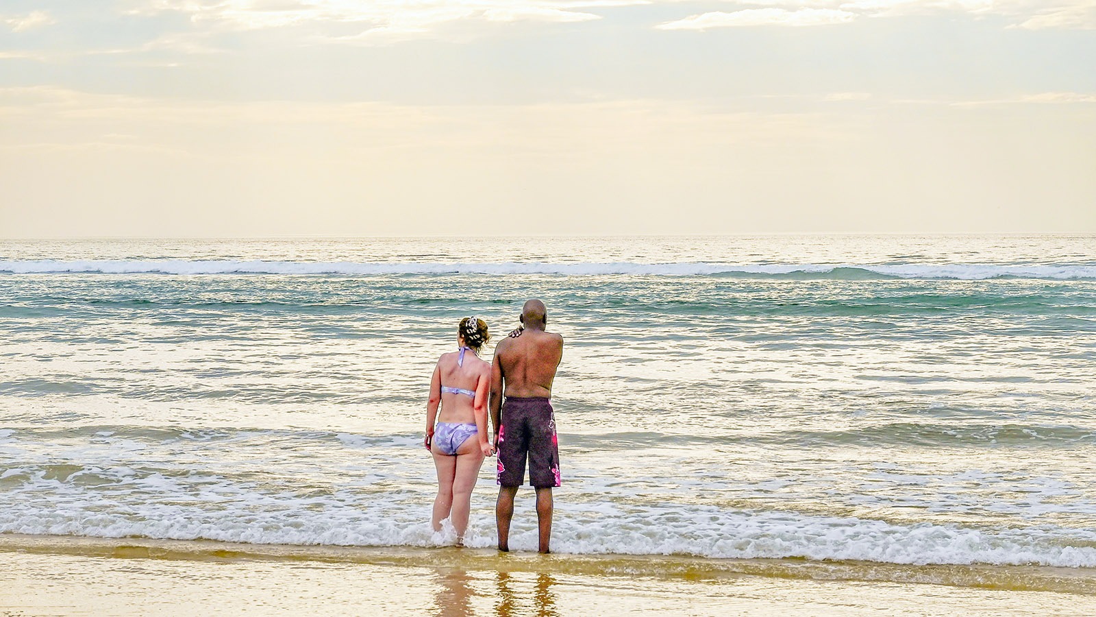 Am frühen Abend in Mimizan, die Füße im Atlantik, schauen... und dann eintauchen in die sanften Wogen des Sommers. Foto: Hilke Maunder