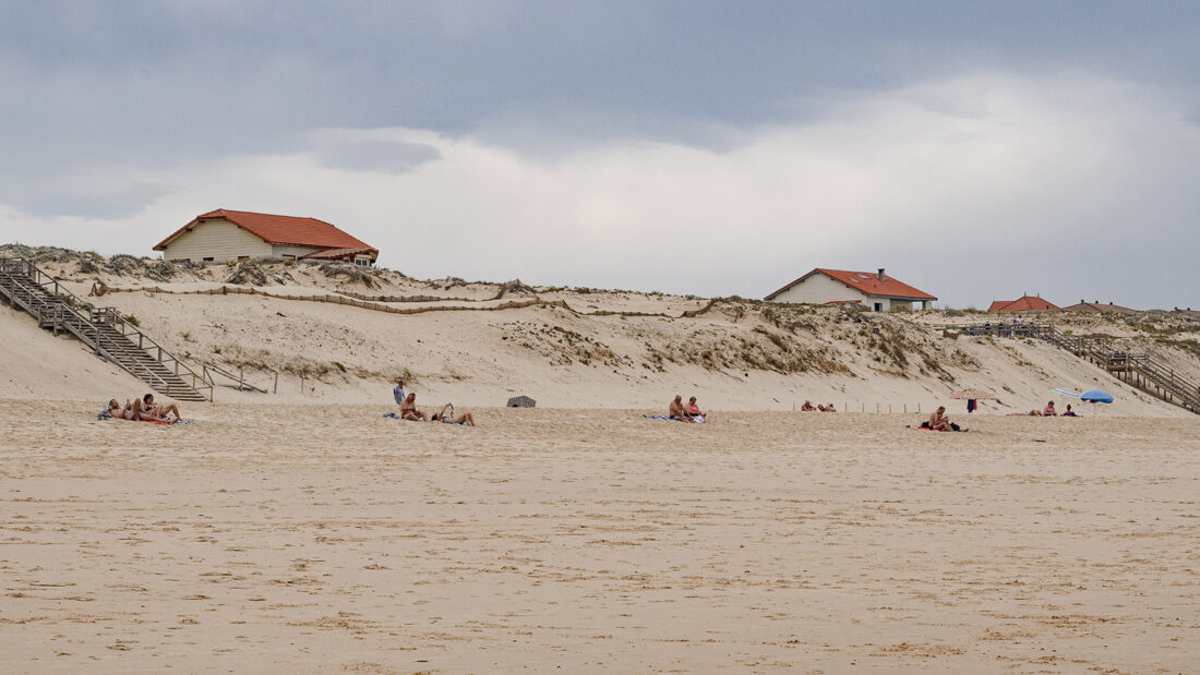 Der Blick vom Atlantikstrand von Mimizan auf seine Dünen und den Ortsteil am Meer. Foto: Hilke Maunder