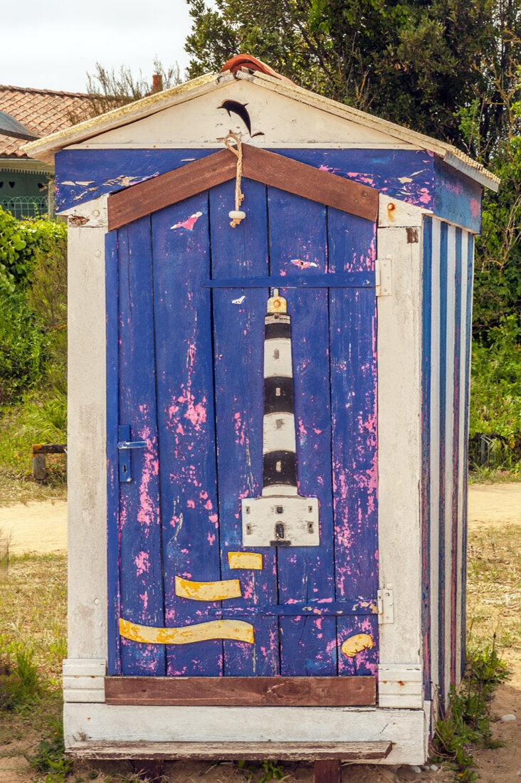 Motiv einer Strandkabine in Saint-Denis: der nahe Leuchtturm an der Nordspitze von Olérom. Foto: Hilke Maunder