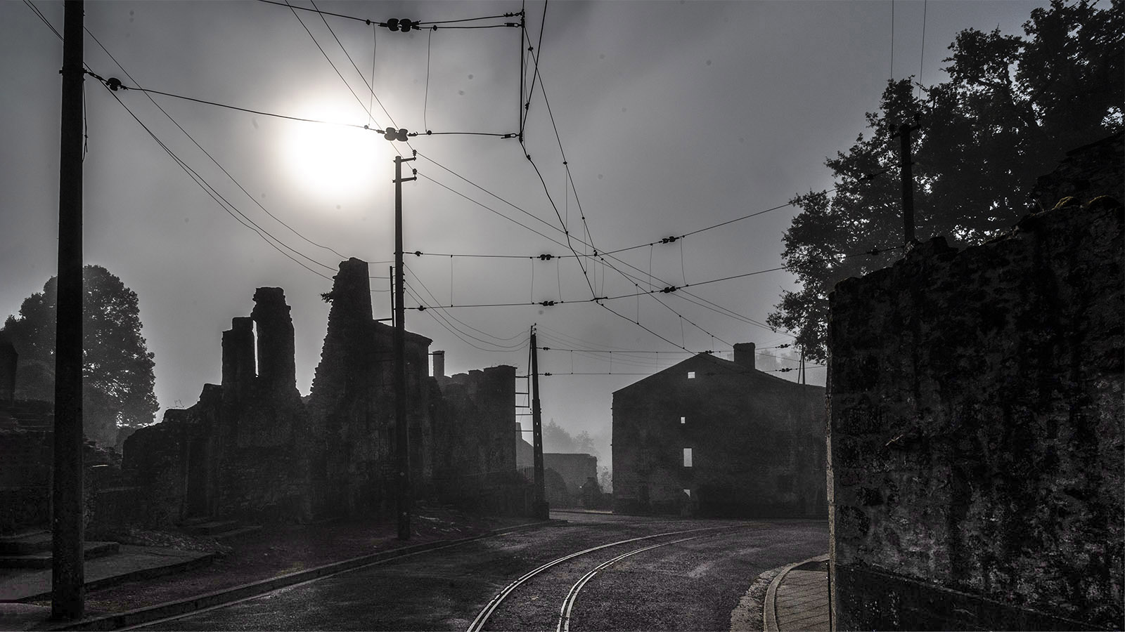 Oradour-sur-Glane lässt die Gräuel der Nazis am besten spüren, wenn der Tag noch jung ist - und man unter den ersten Besuchern des Village des Martyrs ist. Foto: Hilke Maunder