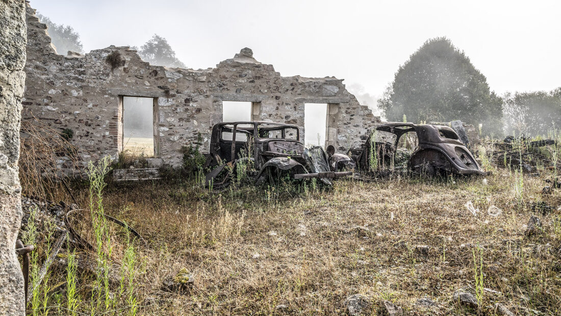 Einige Bewohner konnten sich Autos leisten. Auch ihre Fahrzeuge wurden Opfer des Feuersturms von Ortadour-sur-Glane. Foto: Hilke Maunder