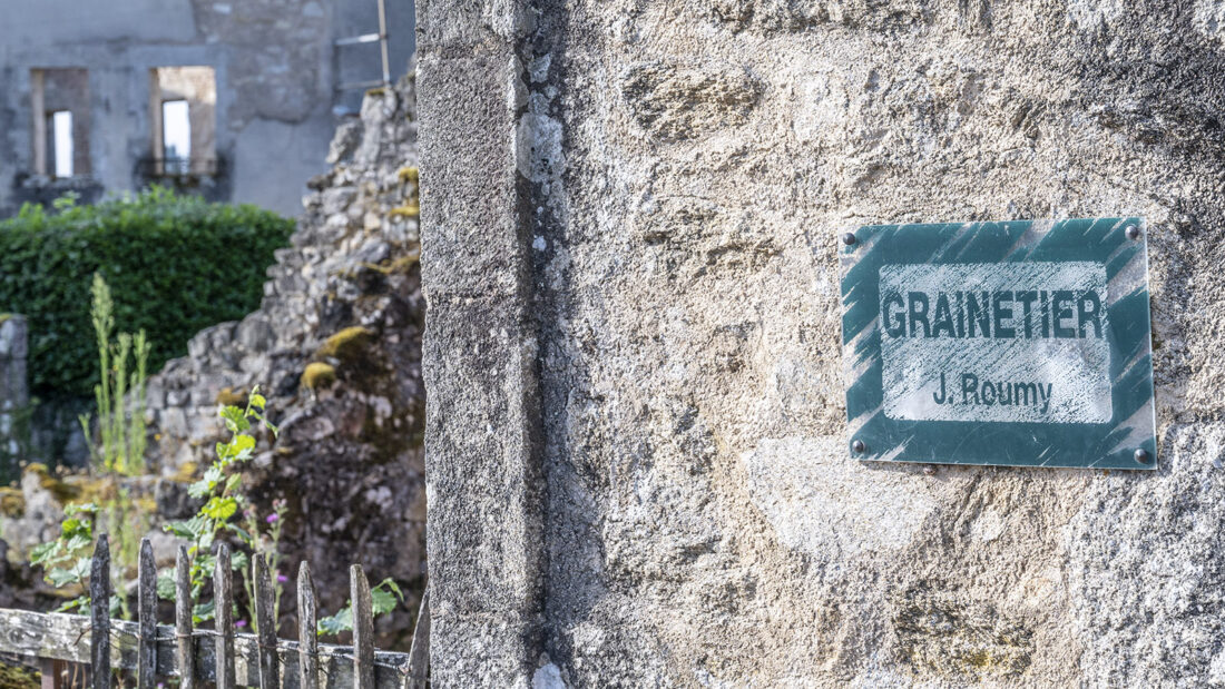 Plaketten halten im Village des Martyrs von Oradour-sur-Glane akribisch jeden Namen, jeden Beruf seiner Dorfbewohner fest. Foto: Hilke Maunder