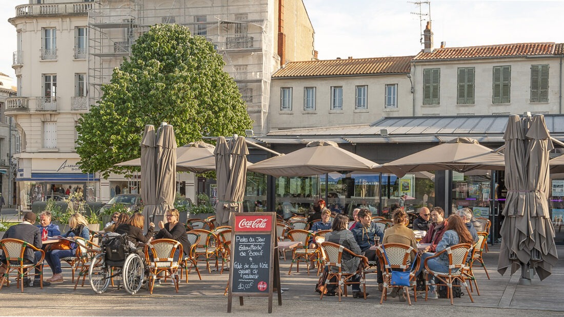 Die Place Colbert von Rochefort ist ein beliebter Platz zum Apéro. Foto: Hilke Maunder