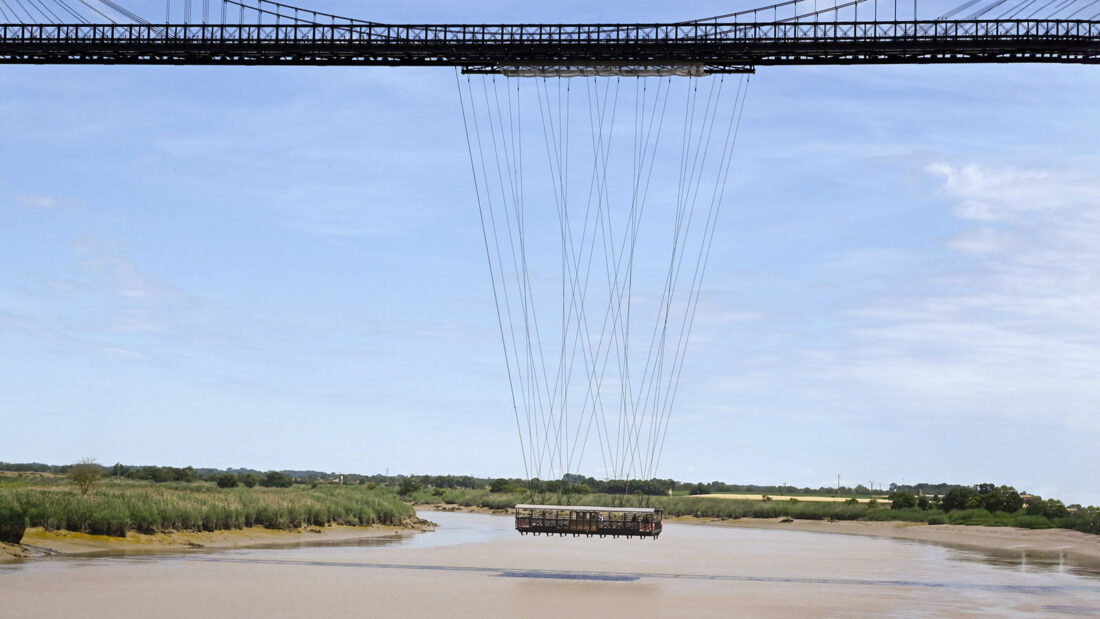 Vehikel an vielen Seilen: der Pont Transbordeur in der Flussmitte der Charente. Foto: Hike Maunder