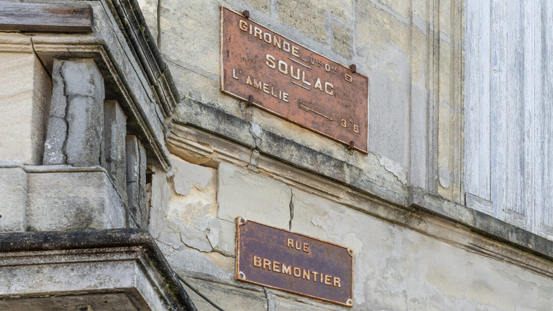 Ein nostalgisches Schild weist den Weg in den nahen Küstenort Amélie. Foto: Hilke Maunder