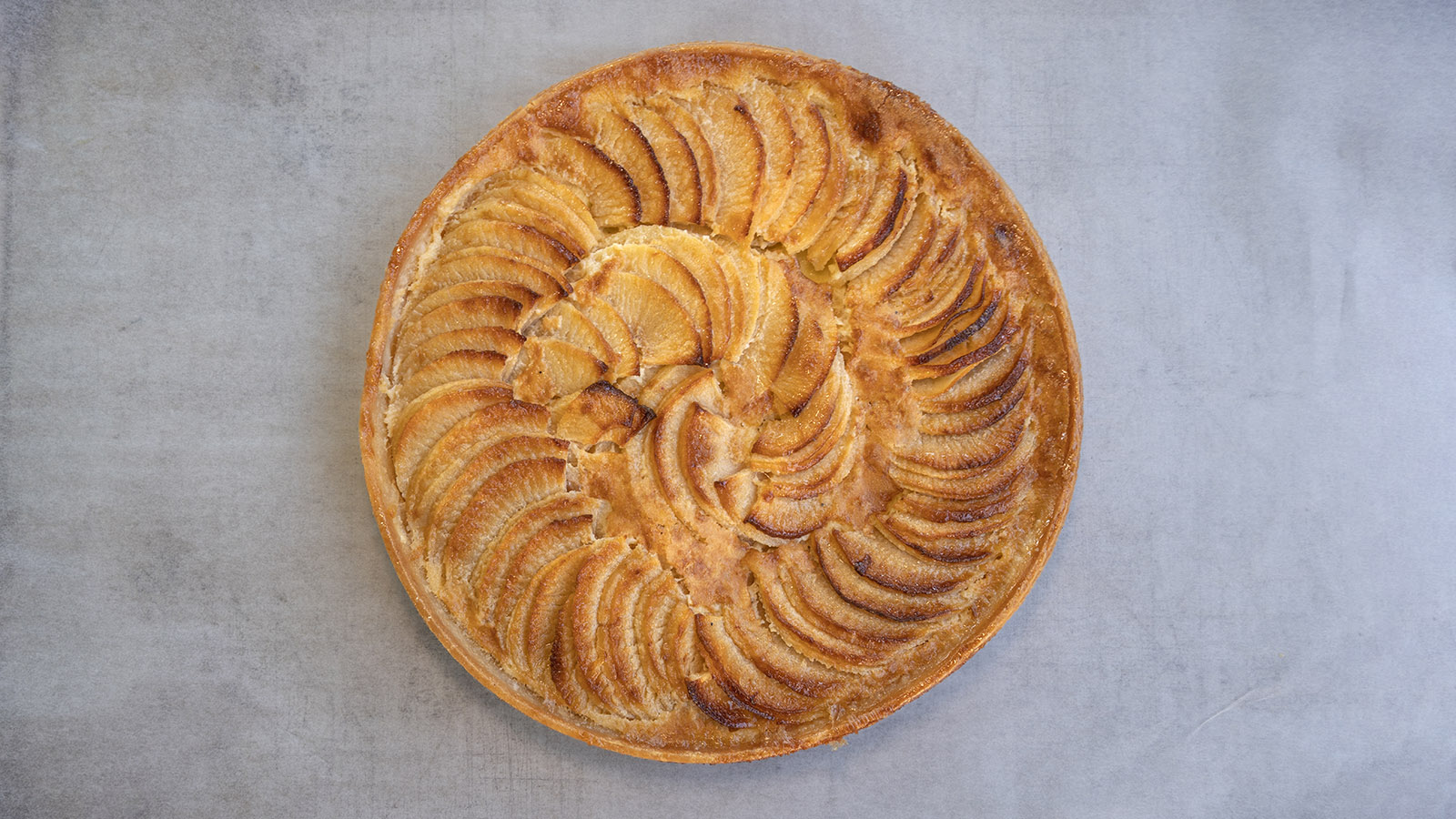 Frisch aus dem Ofen, noch lauwarm, schmeckt die normannische Tarte aux Pommes am besten. Foto: Hilke Maunder