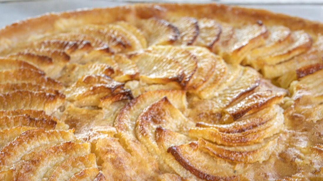 Köstlich: die normannische Tarte aux Pommes. Foto: Hil