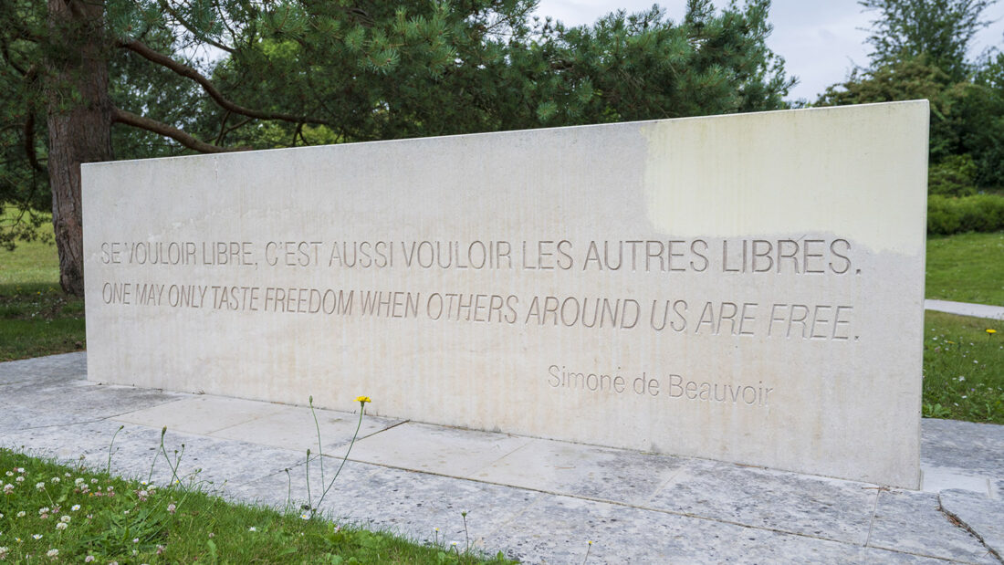 <em>Se vouloir libre c'est aussi vouloir les autres libres</em> (  sich selbst frei zu wollen bedeutet auch, andere frei haben zu wollen), zitiert das  Mémorial des Reporters mit dieser Inschrift die französische Schriftstellerin Simone de Beauvoir. Foto: Hilke Maunder