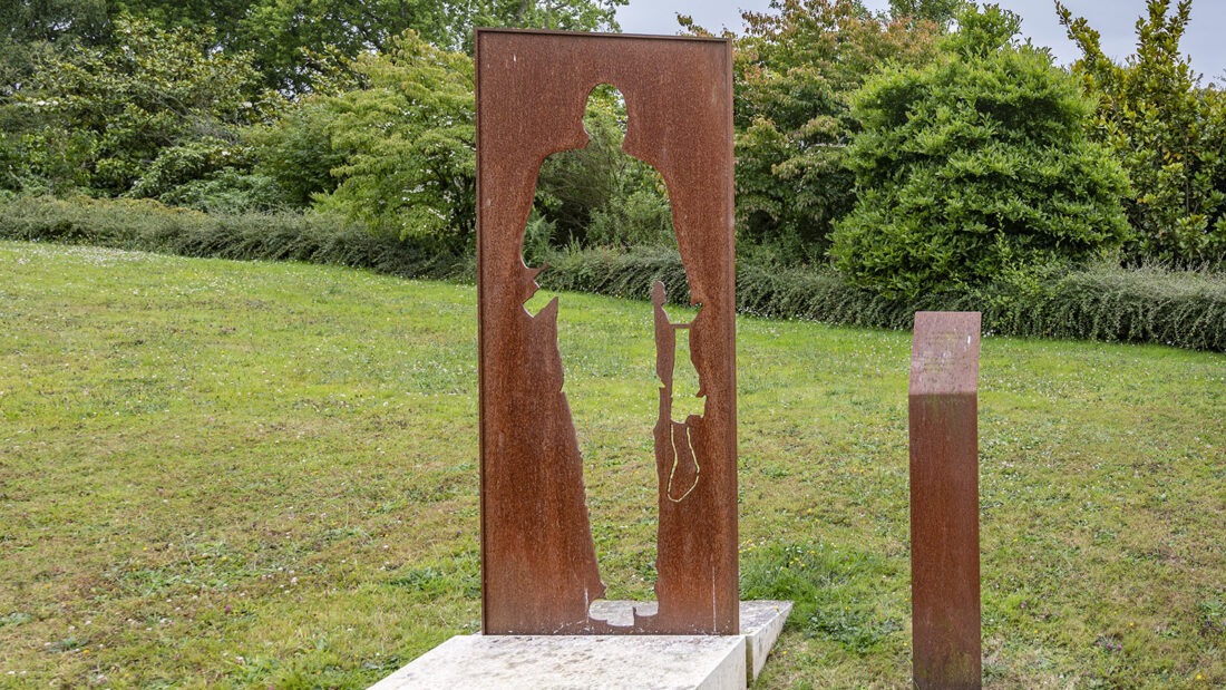 Das Denkmal für den unbekannten, getöteten oder vermissten Journalisten auf der Anlage des Mémorial des Reporters in Bayeux. Foto: Hilke Maunder