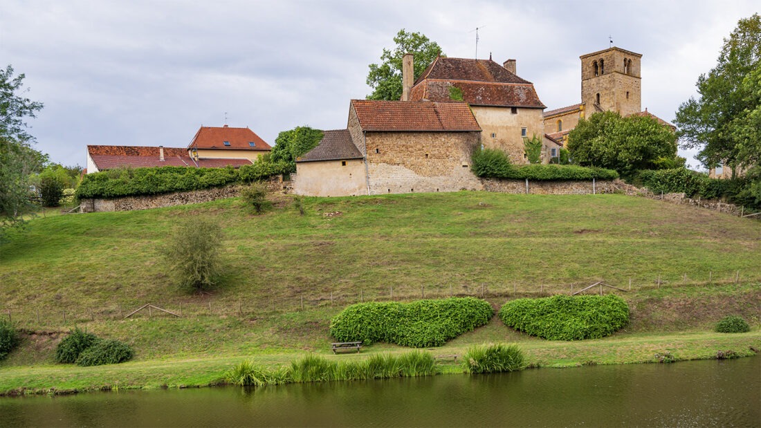 Briant, ein kleines, bis heute bäuerliches Dorf im Brionnais – und eine Adresse für Feinschmecker. Foto: Hilke Maunder