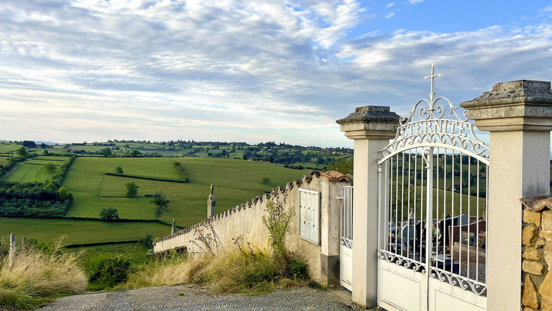 Der Blick vom Friedhof von Mailly auf den <em>bocage</em> des Brionnais. Foto: Hilke Maunder