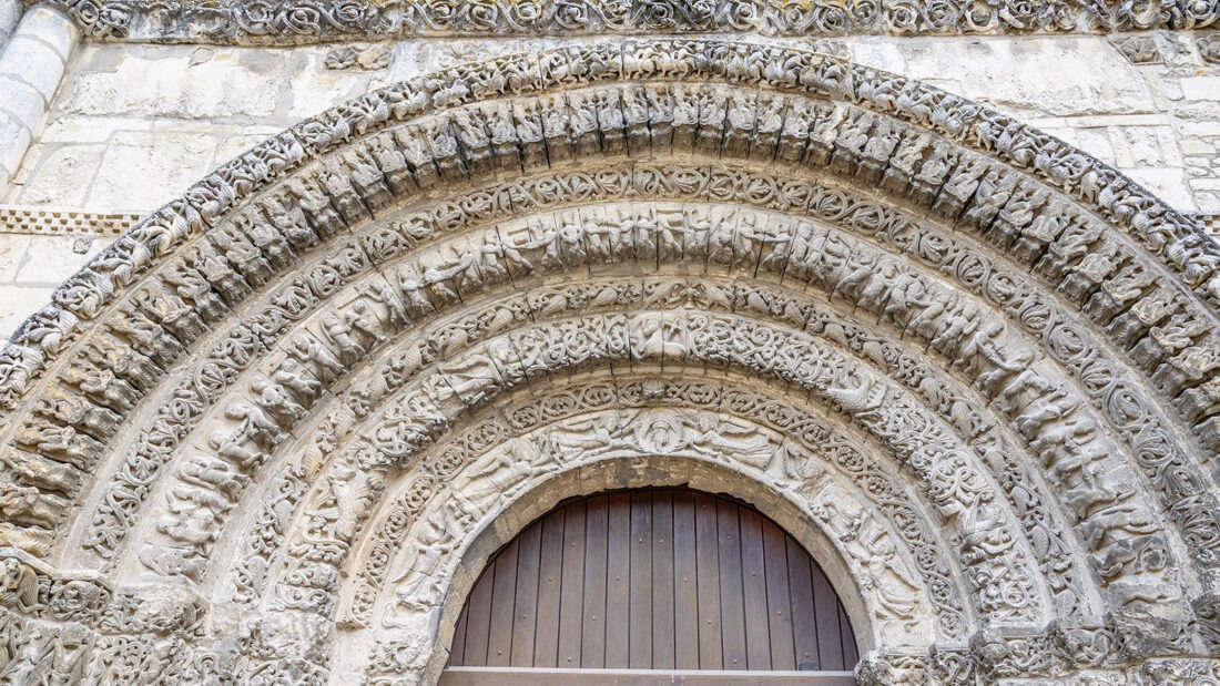 Das Hauptportal der Marienkirche der Abtei der Damen von Saintes. Foto. Hilke Maunder