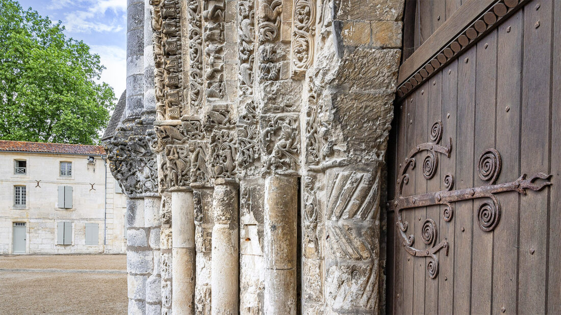 Detail des Hauptportals der Église Sainte-Marie. Foto: Hilke Maunder