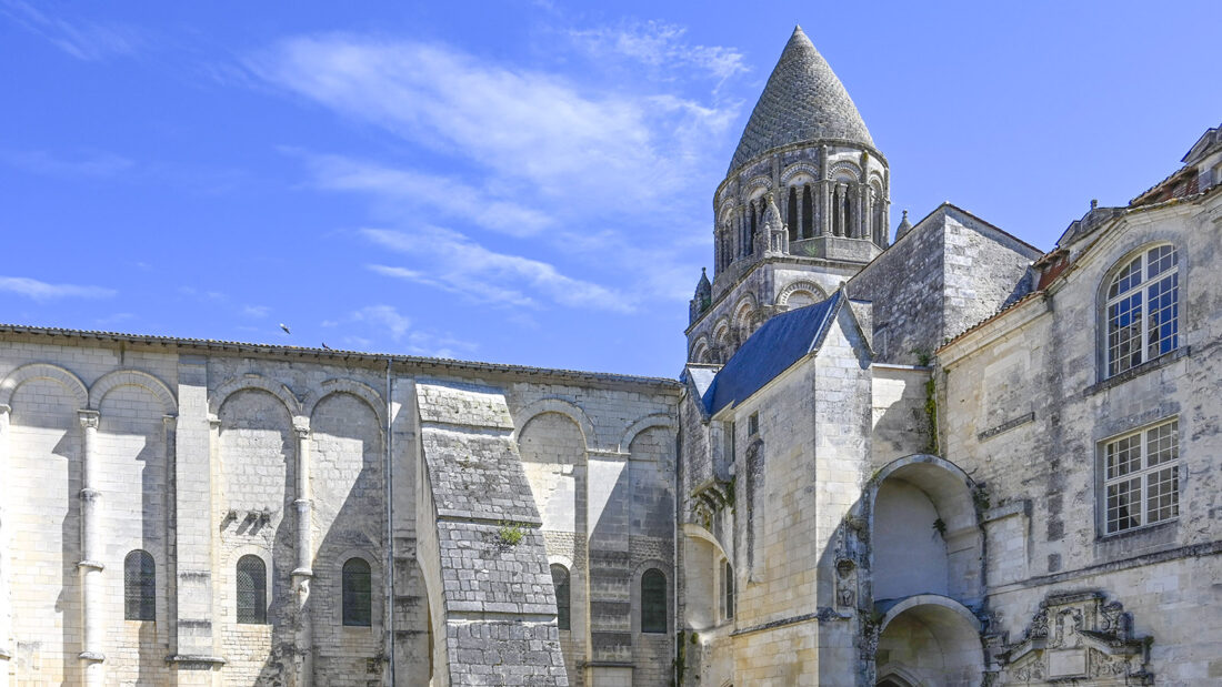 Der Tannenzapfen-Turm der Église Sainte-Marie von Saintes. Foto: Hilke Maunder