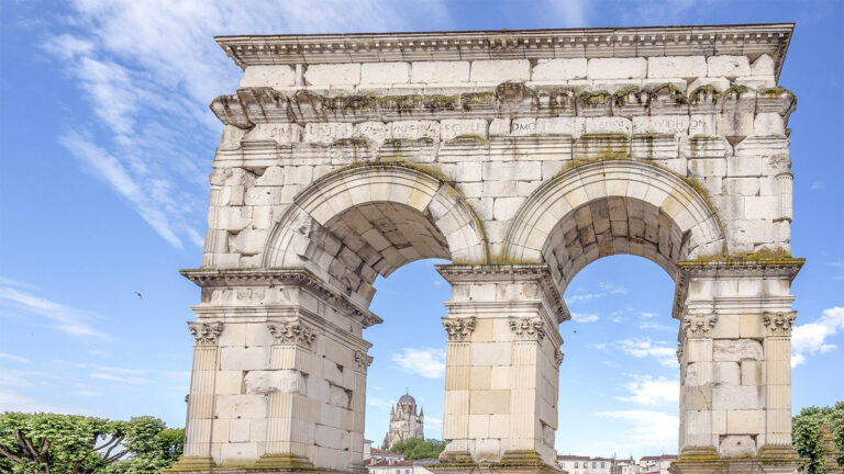 Der Arc de Germanicus gehört zu den bekanntesten Wahrzeichen von Saintes und erhebt sich am rechten Ufer der Charente. Foto: Hilke Maunder