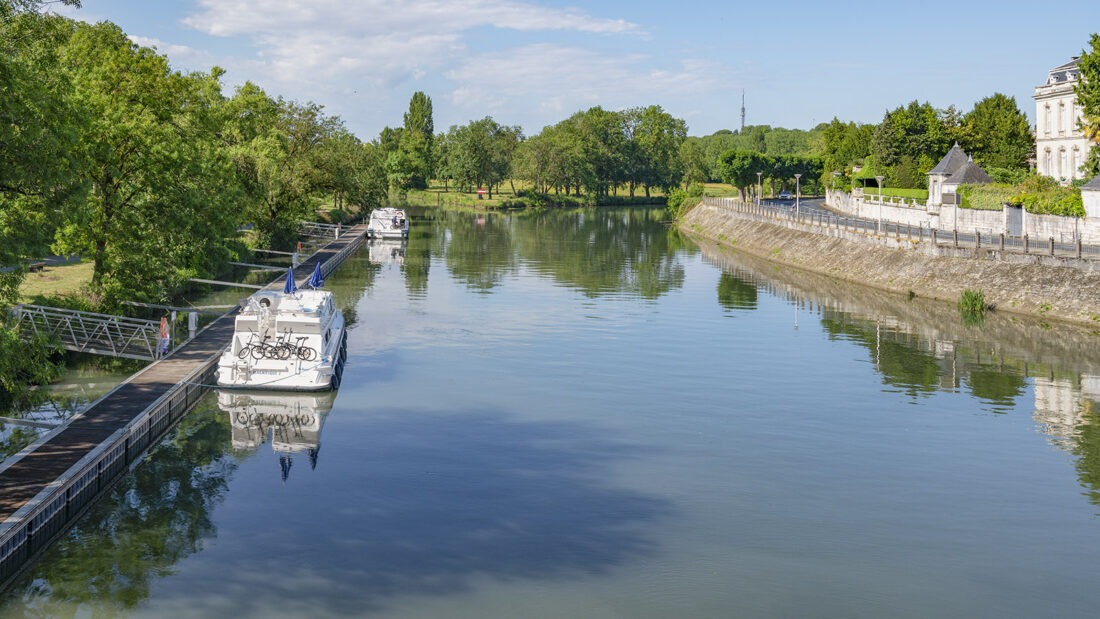 Der Hausboot-Anleger von Saintes. Foto: Hilke Maunder