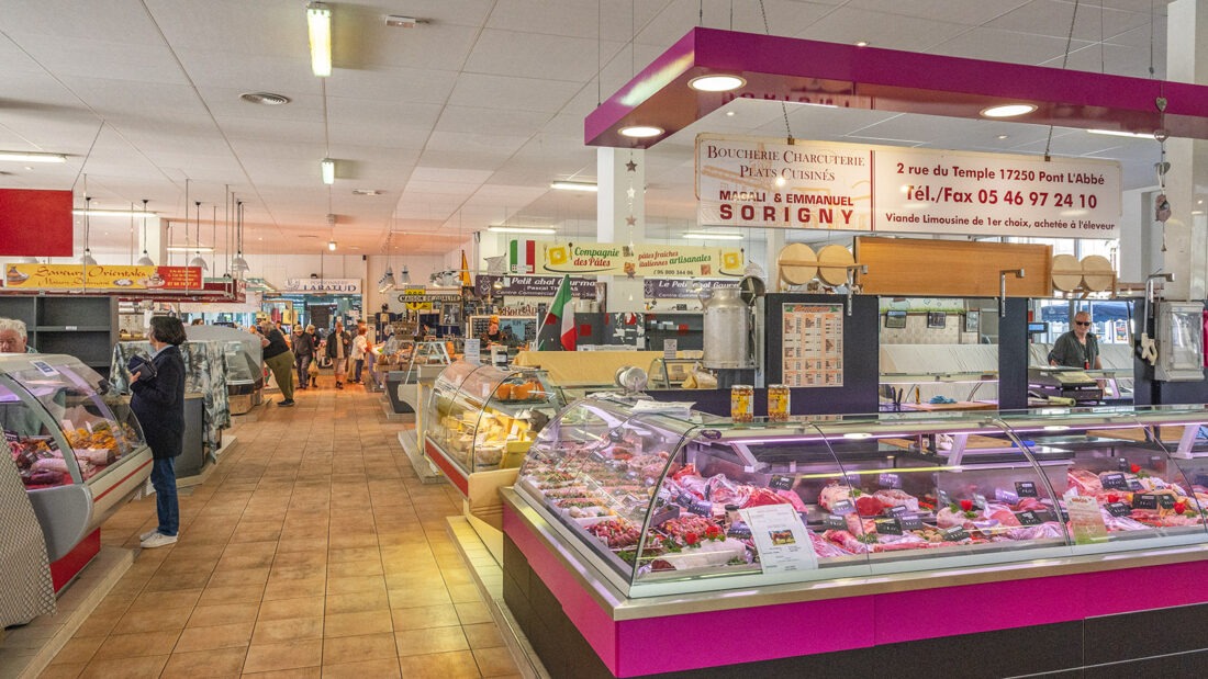 Das Schlemmerreich von Saintes: der marché couvert am linken Ufer der Charente. Foto: Hilke Maunder