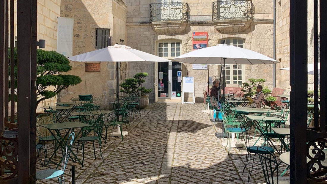 Das Café im Innenhof des Musée de l'Échevinage von Saintes. Foto: Hilke Maudner