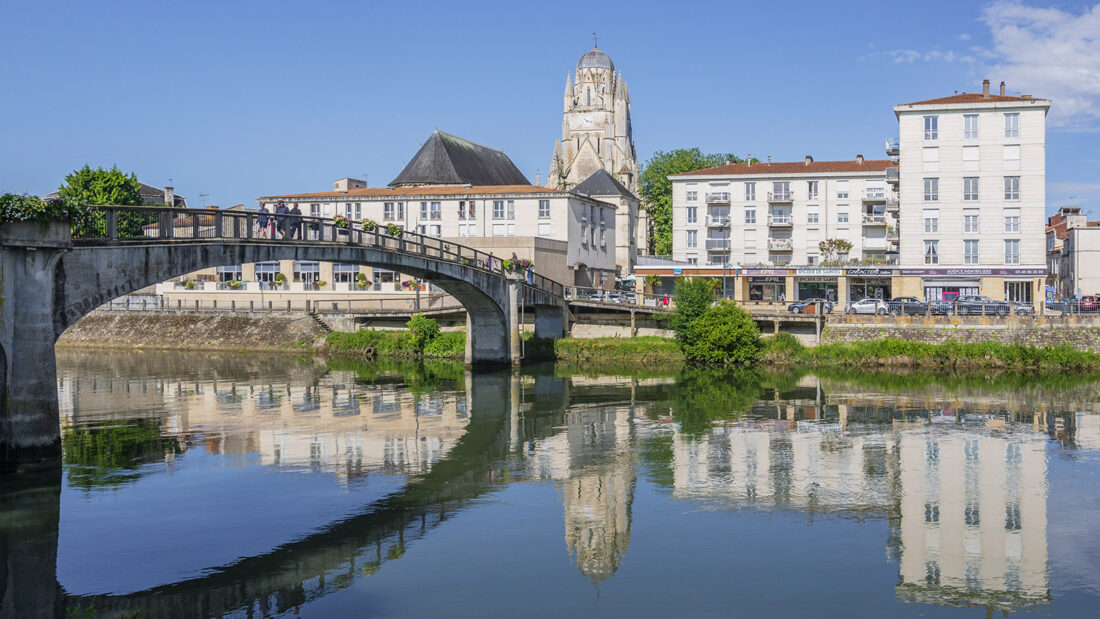 Die St. Peterskathedrale am linken Charente-Ufer von Saintes. Foto: Hilke Maunder