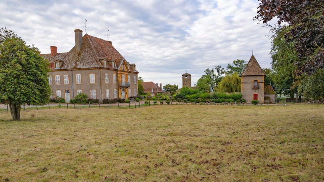 Unterwegs im Brionnais kommt ihr auch immer wieder an eindrucksvollen Güter vorbei wie in Saint-Julien-de-Jonzy am Château de  Jonzy aus dem 16. Jahrhundert.. Foto: Hilke Maunder