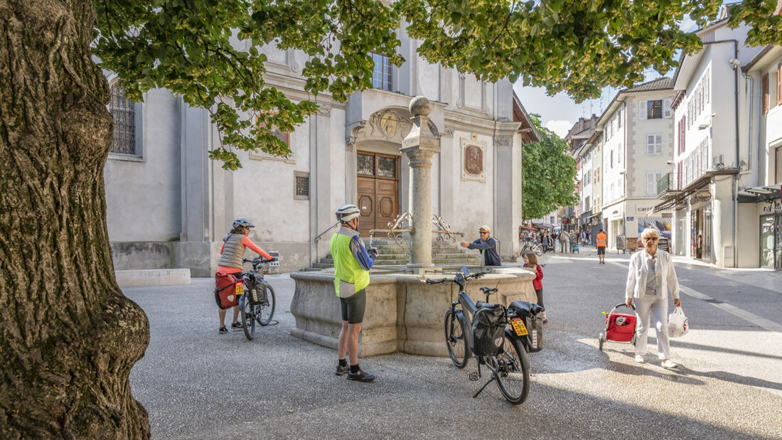 Anlaufstelle für Durstige: der Brunnen von der Basilique Saint-Francois de Sales. Foto: Hilke Maunder