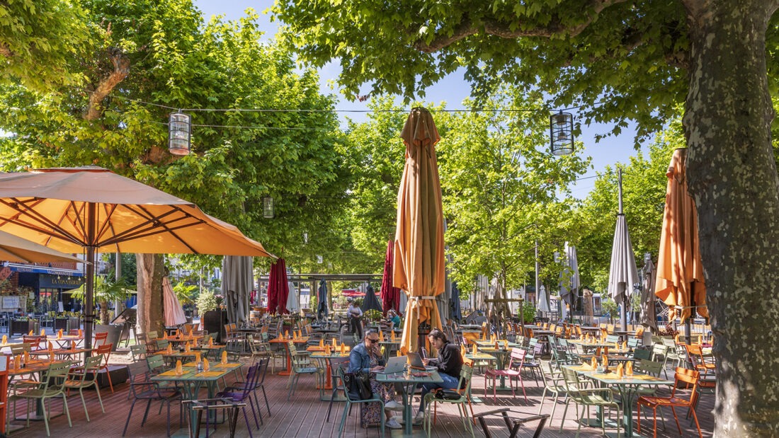 Café-Terrasse am Seeufer von Thonon-les-Bains. Foto: Hilke Maunder